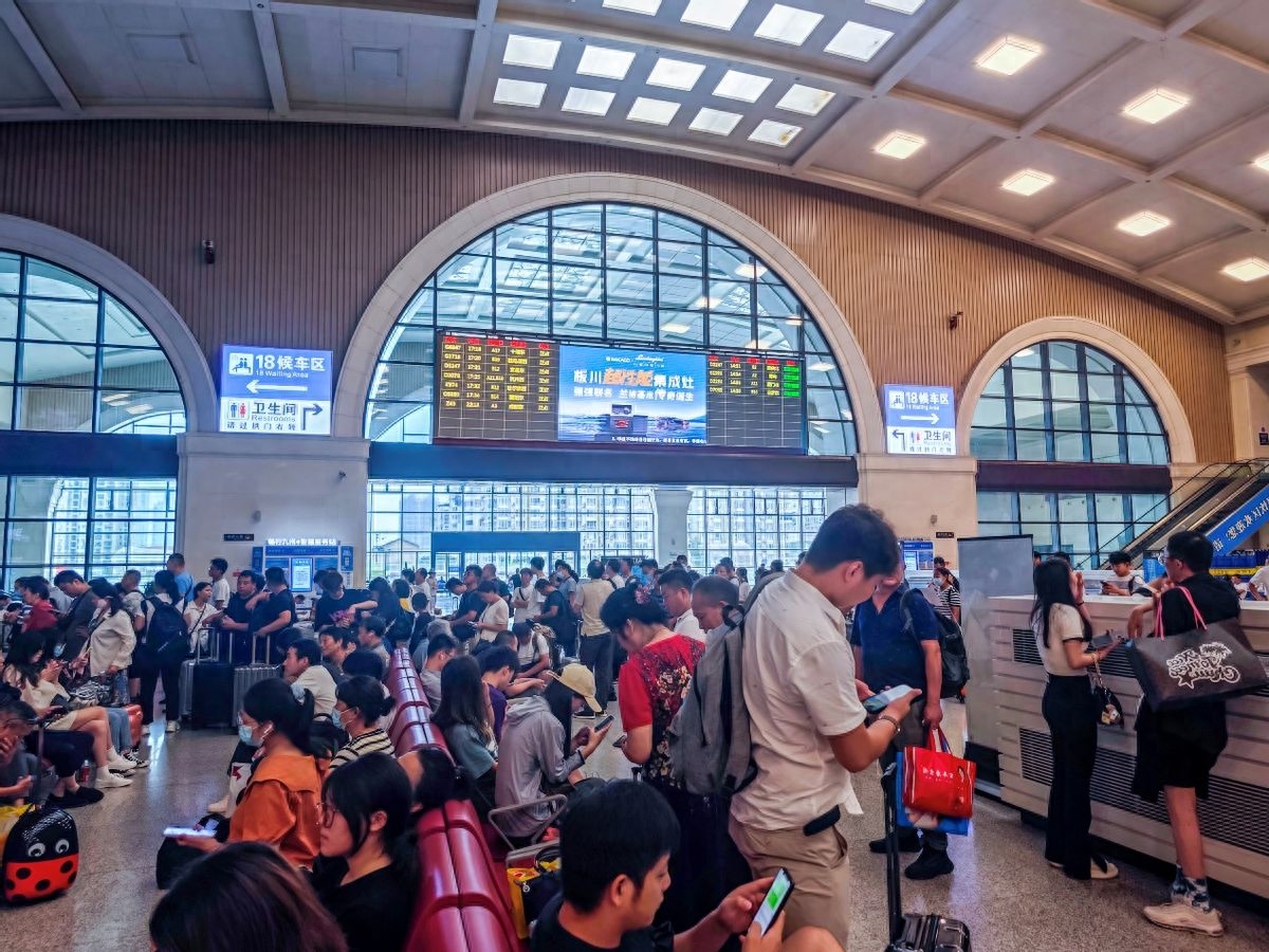 搶占未來巨量先機！板川超性能集成灶高鐵廣告正式上線武漢漢口站！