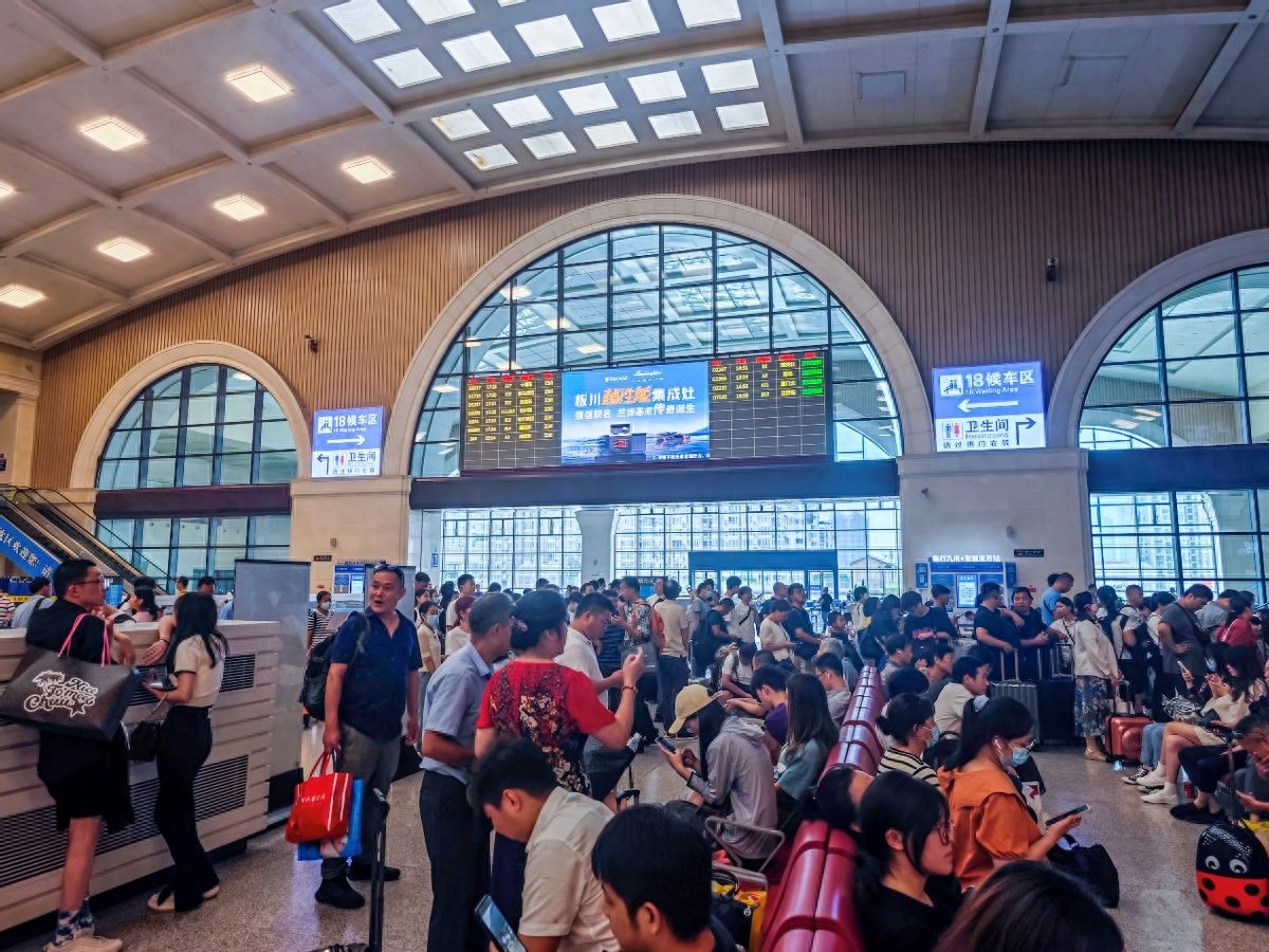 搶占未來巨量先機！板川超性能集成灶高鐵廣告正式上線武漢漢口站！