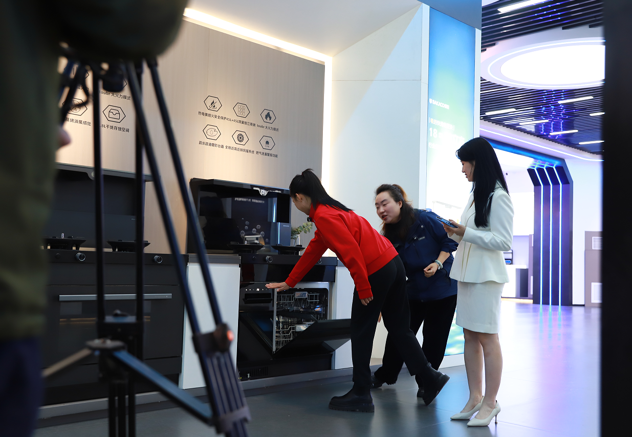 “冠軍品質,探秘板川”—— 冠軍潘婷領銜探廠板川,冠軍之夜圓滿收官! “冠軍品質,探秘板川”—— 冠軍潘婷領銜探廠板川,冠軍之夜圓滿收官!