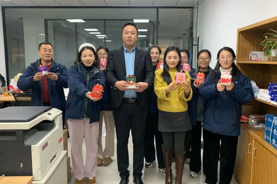 平安夜暖心時刻 | 以“蘋”安之禮,板川傳遞溫暖與祝福 平安夜暖心時刻 | 以“蘋”安之禮,板川傳遞溫暖與祝福