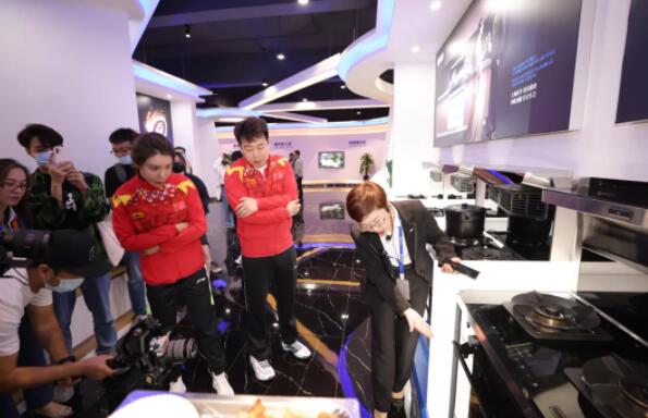 明星駕到|奧運冠軍夫婦杜麗龐偉親臨板川總部,達成“冠軍合作” 明星駕到|奧運冠軍夫婦杜麗龐偉親臨板川總部,達成“冠軍合作”