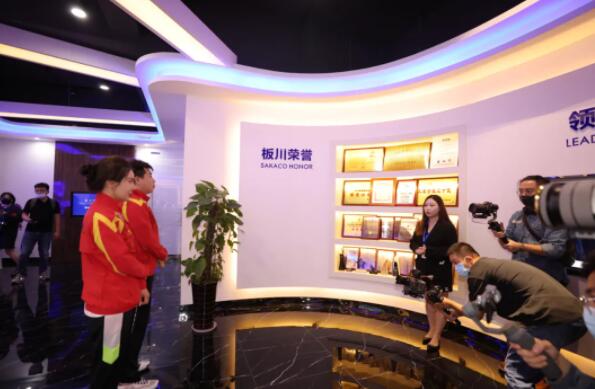 明星駕到|奧運冠軍夫婦杜麗龐偉親臨板川總部,達成“冠軍合作” 明星駕到|奧運冠軍夫婦杜麗龐偉親臨板川總部,達成“冠軍合作”